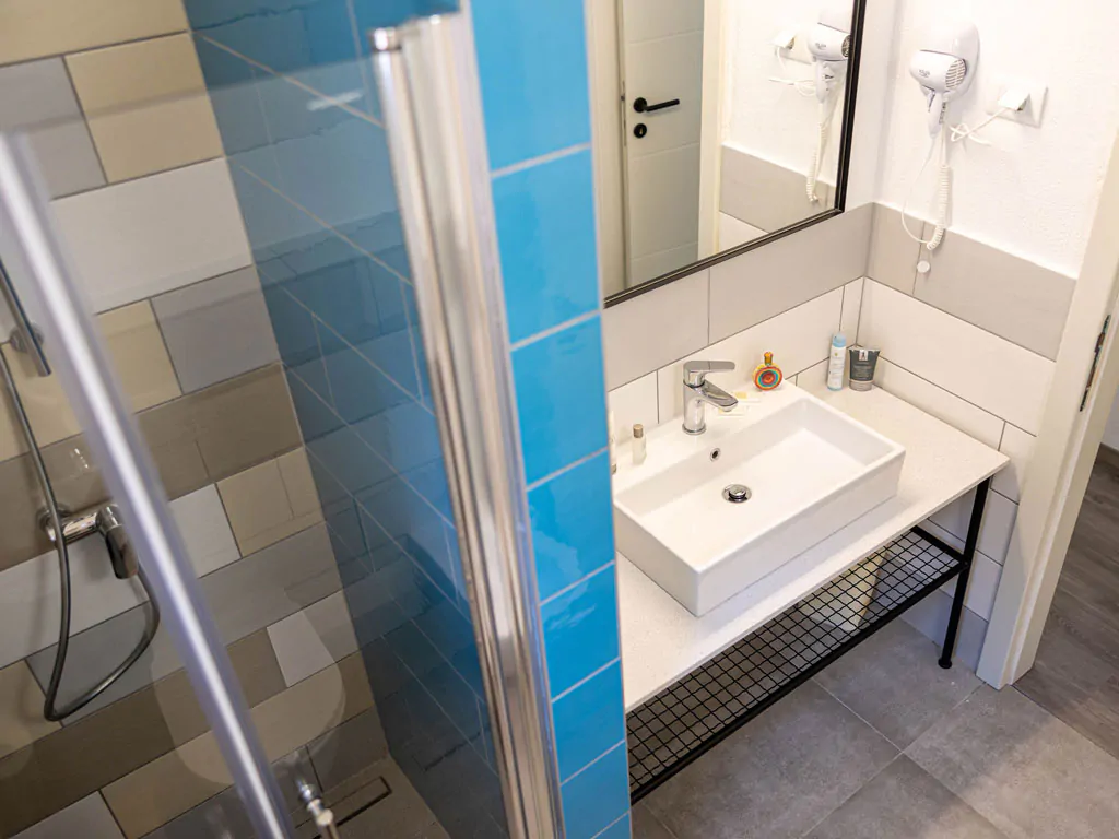 campsite-bivilage-mobile-home-comfort-orange-interior-bathroom