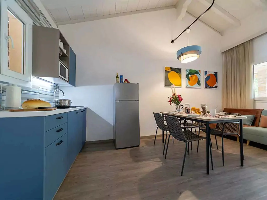 campsite-bivilage-mobile-home-comfort-orange-interior-kitchen