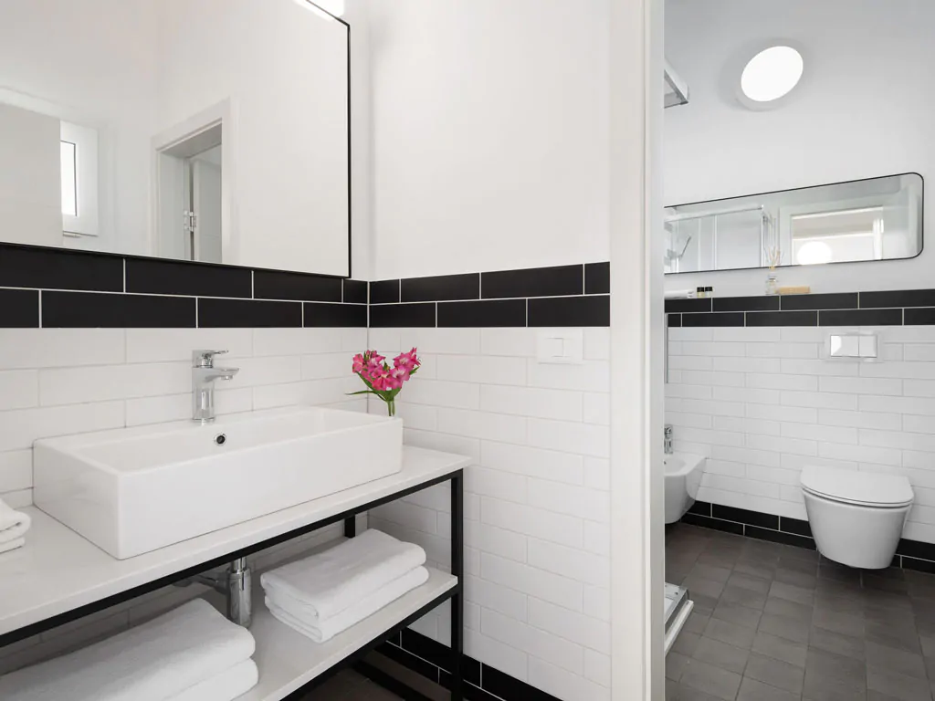 campsite-bivilage-mobile-home-pool-interior-bathroom-view