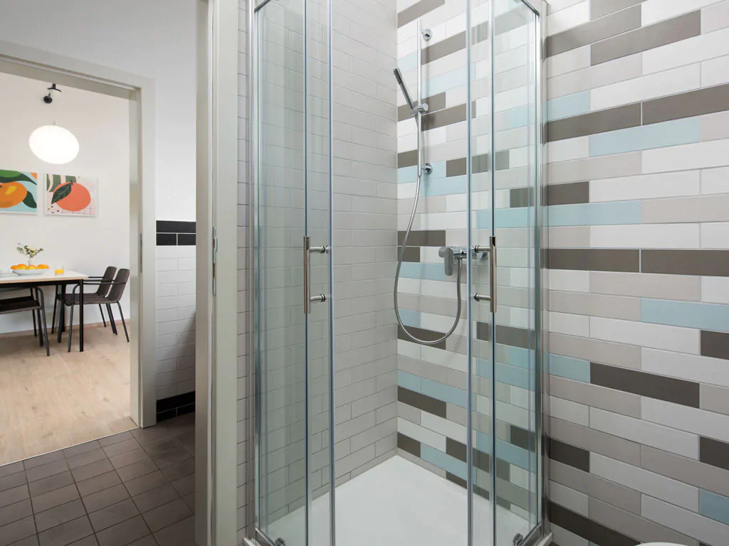 campsite-bivilage-mobile-home-pool-interior-bathroom