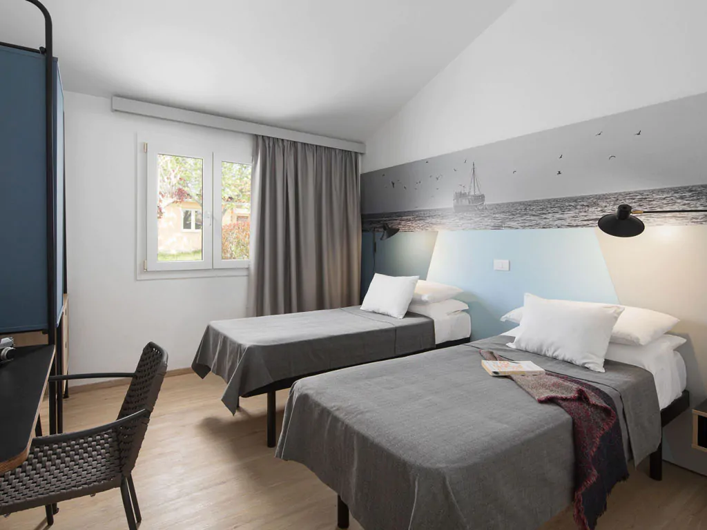campsite-bivilage-mobile-home-pool-interior-bedroom-single-beds