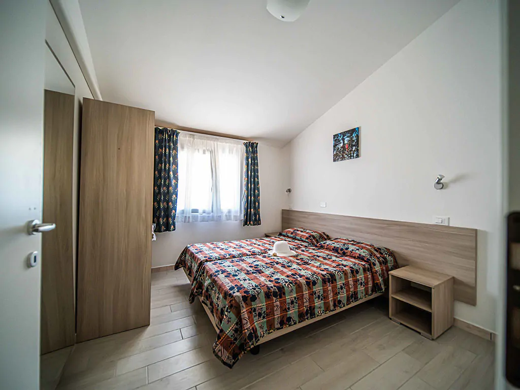 campsite-centro-vacanze-villaggio-san-francesco-mobile-home-holiday-home-blue-ivy-interier-bedroom-double-bed