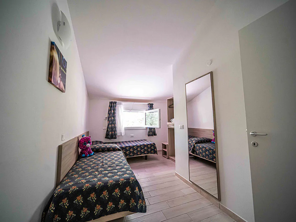 campsite-centro-vacanze-villaggio-san-francesco-mobile-home-holiday-home-blue-ivy-interier-bedroom