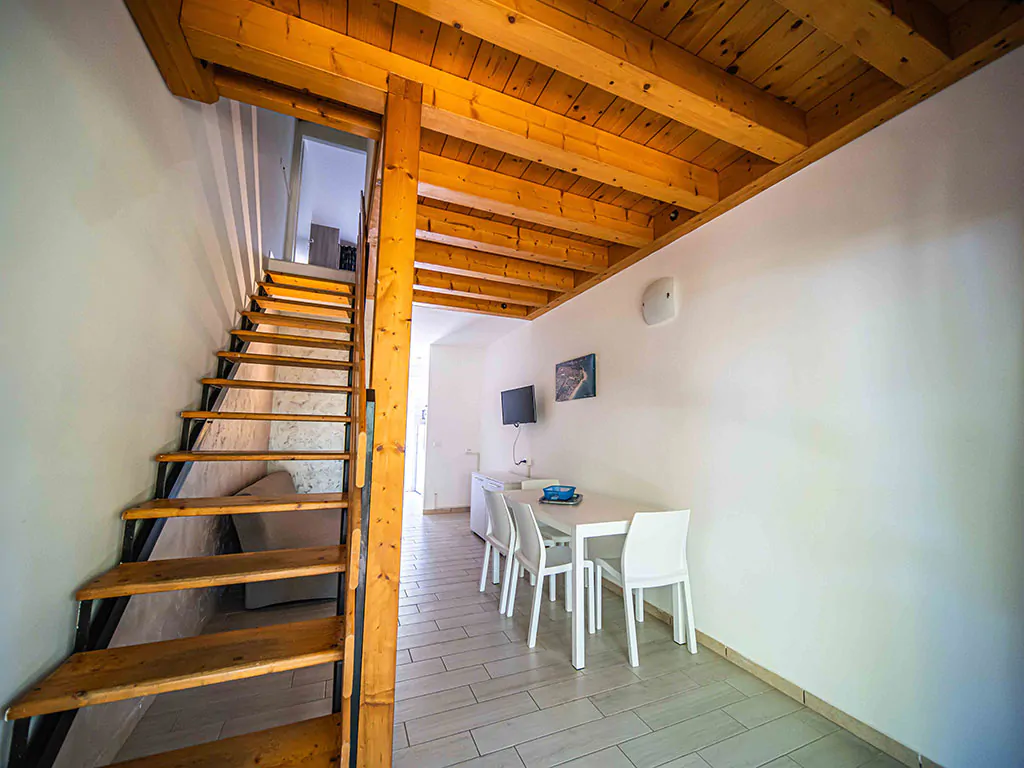 campsite-centro-vacanze-villaggio-san-francesco-mobile-home-holiday-home-blue-ivy-interier-stairs-livingroom
