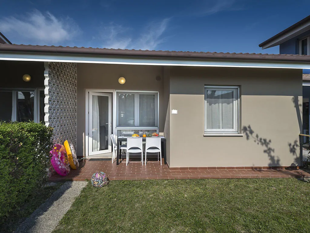 campsite-centro-vacanze-villaggio-san-francesco-mobile-home-holiday-home-green-oak-exterier-garden-dinning-table