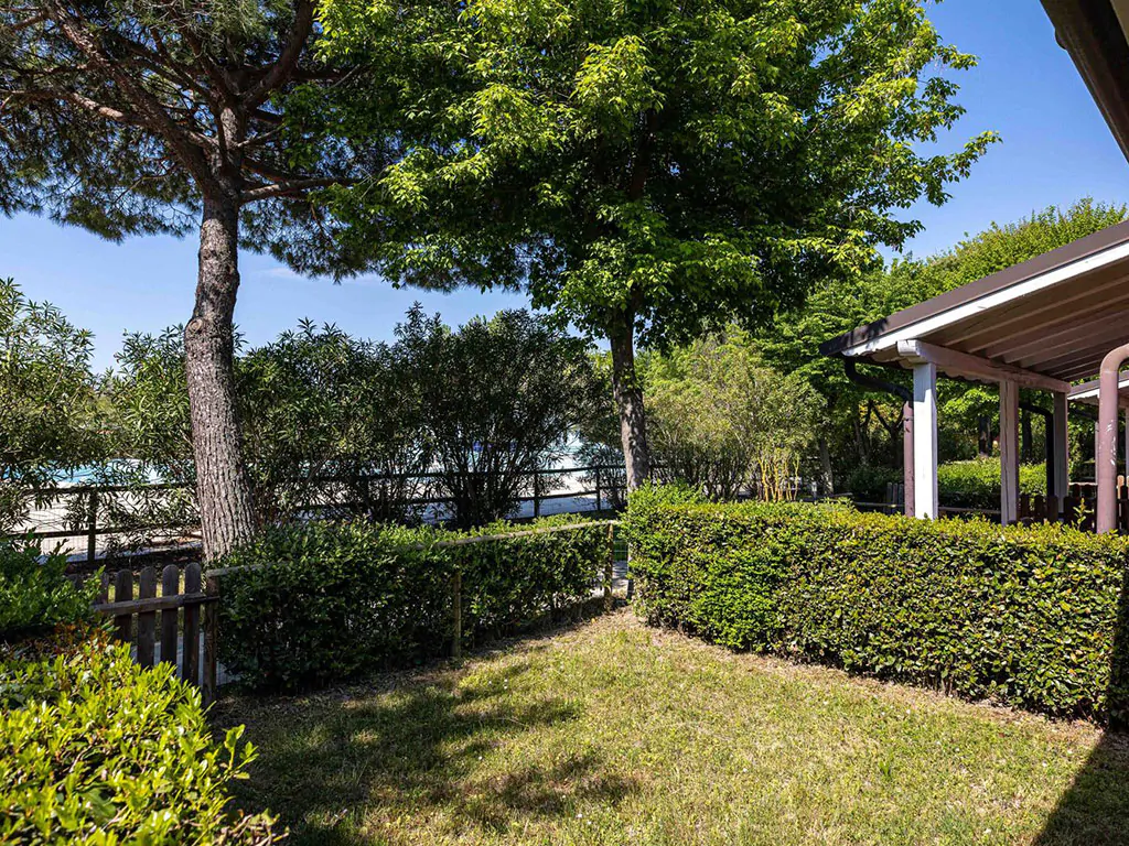 campsite-centro-vacanze-villaggio-san-francesco-mobile-home-holiday-home-green-oak-exterier-garden-view