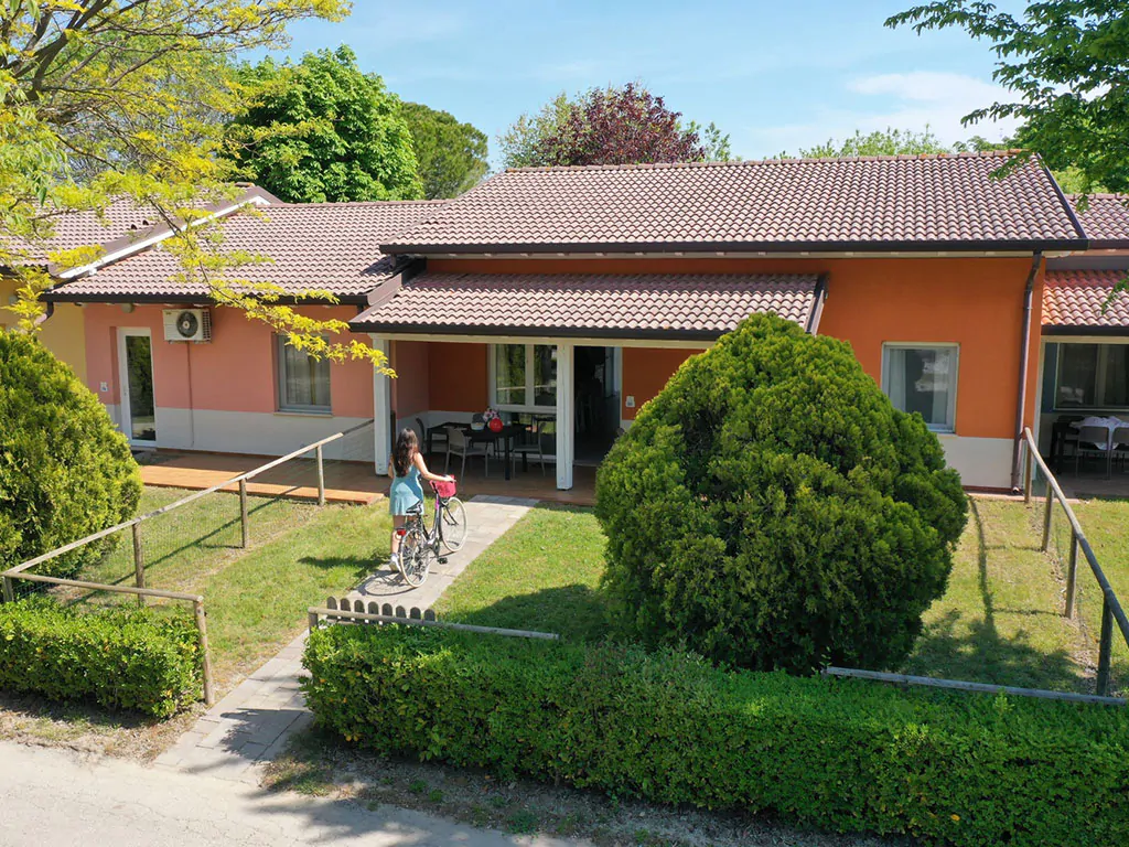 campsite-centro-vacanze-villaggio-san-francesco-mobile-home-holiday-home-green-oak-exterier-mobile-home-view