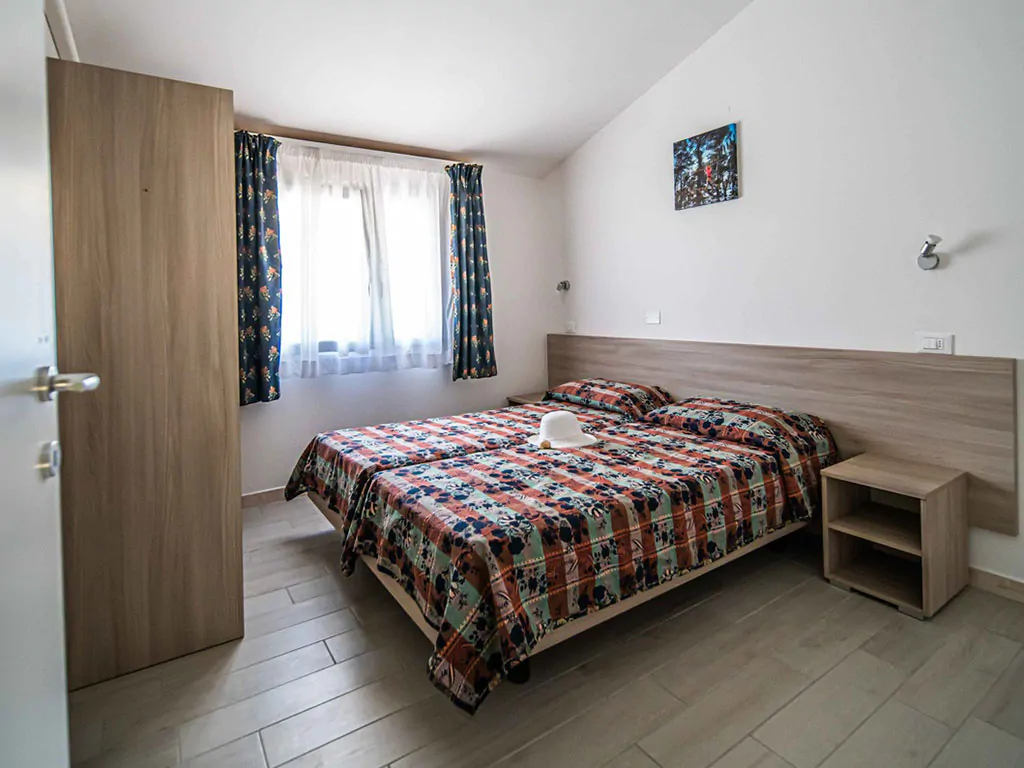 campsite-centro-vacanze-villaggio-san-francesco-mobile-home-holiday-home-green-oak-interier-bedroom-double-bed