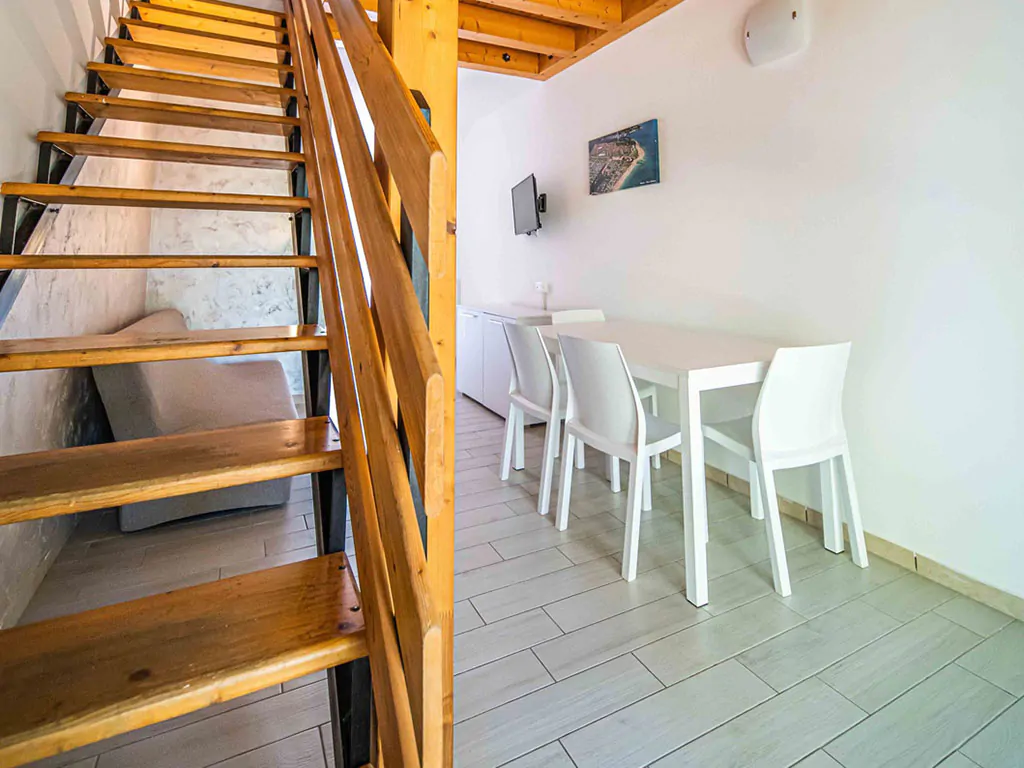campsite-centro-vacanze-villaggio-san-francesco-mobile-home-holiday-home-green-oak-interier-stairs-livingroom