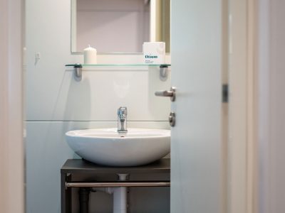 campsite-centro-vacanze-villaggio-san-francesco-mobile-home-lodge-premium-sea-breeze-interier-bathroom-sink