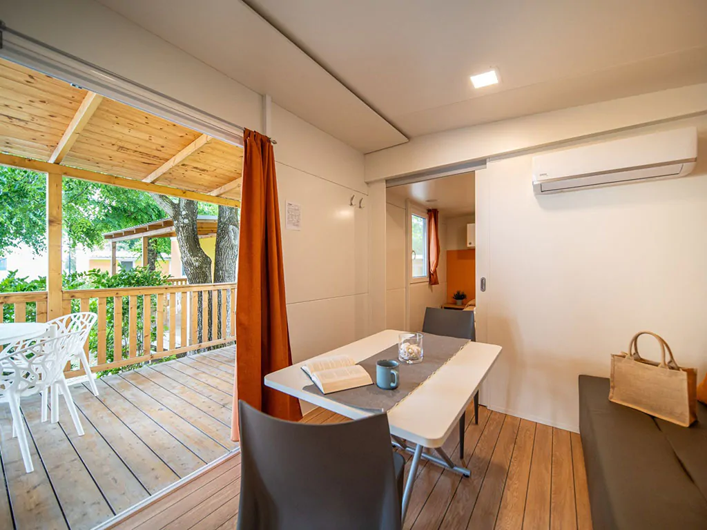 campsite-centro-vacanze-villaggio-san-francesco-mobile-home-lodge-premium-sea-breeze-interier-dinning-table