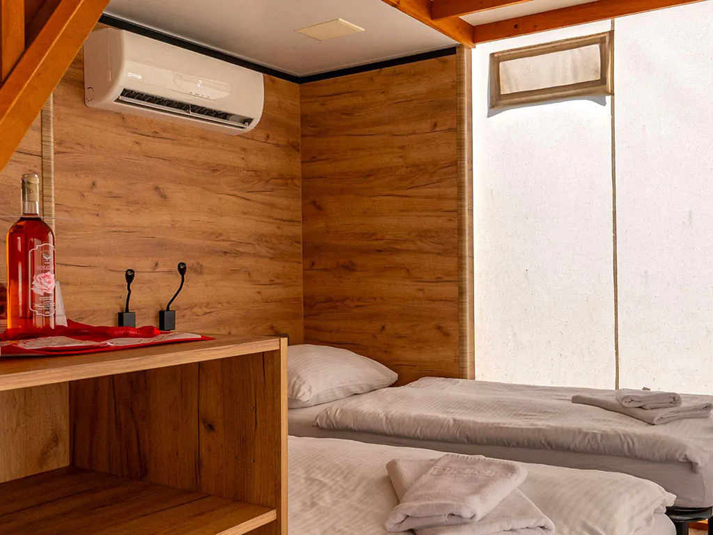 campsite-terme-catez-gl-luxus-safari-loft-l-interier-bedroom-single-beds