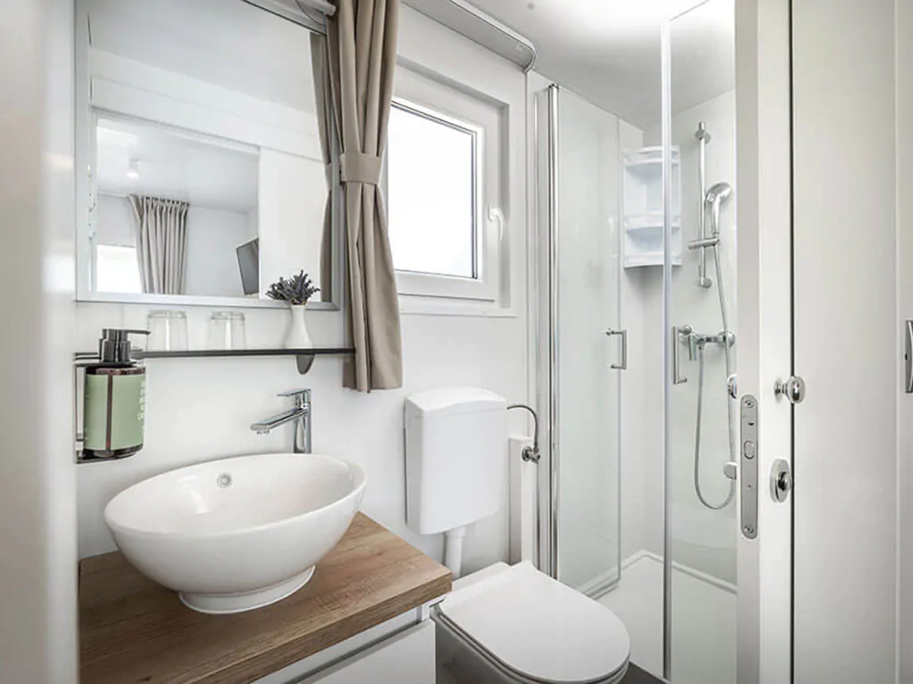 campsite-valamar-camping-krk-mobile-home-krk-superior-home-four-plus-two-interier-bathroom