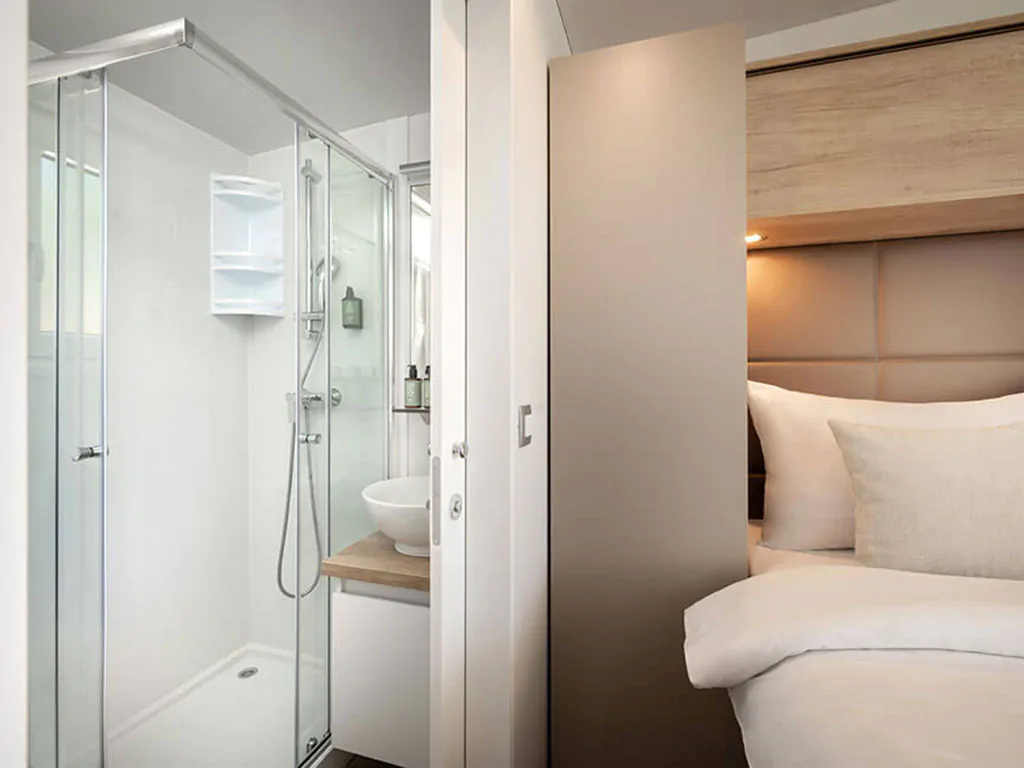 campsite-valamar-camping-krk-mobile-home-krk-superior-home-four-plus-two-interier-bedroom-bathroom