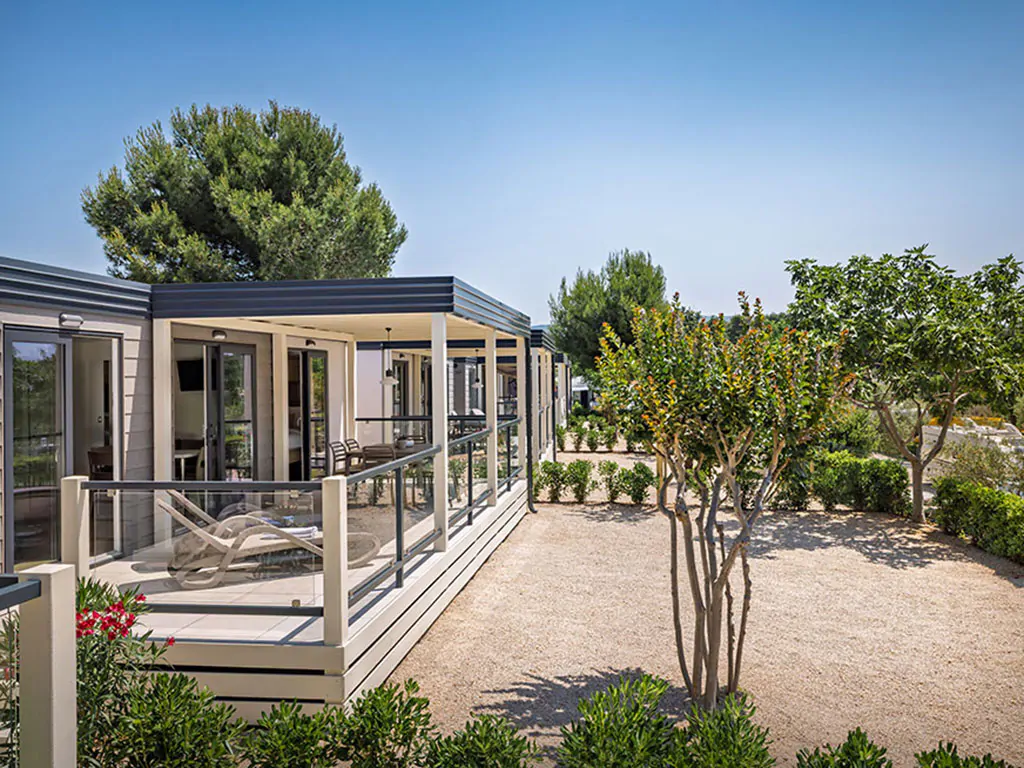 campsite-valamar-camping-krk-mobile-home-krk-superior-home-four-plus-two-seaview-exterier-mobile-home-view