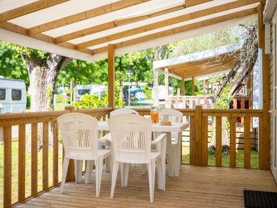 venue-holidays-grand-800-3-ac-cd-lounge-cisano-exteriere-terace-chairs