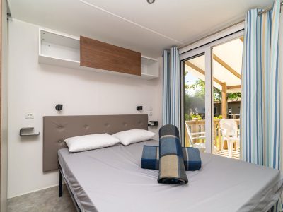 venue-holidays-grand-800-3-ac-cd-lounge-cisano-interiere-bedroom-double-bed