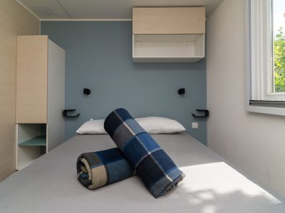 venue-holidays-grand-800-3-ac-cd-lounge-cisano-interiere-bedroom-double-bed-blankets