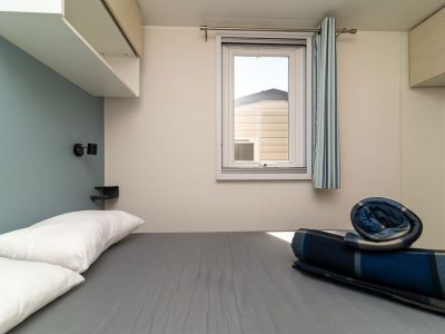 venue-holidays-grand-800-3-ac-cd-lounge-cisano-interiere-bedroom-double-bed-window