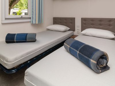 venue-holidays-grand-800-3-ac-cd-lounge-cisano-interiere-bedroom-single-beds