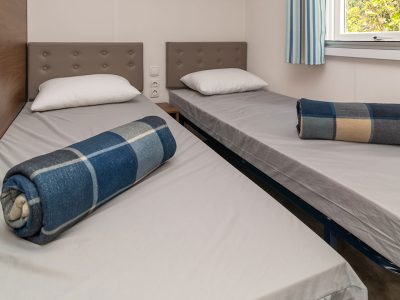 venue-holidays-grand-800-3-ac-cd-lounge-cisano-interiere-bedroom-single-beds-window