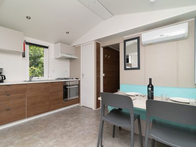 venue-holidays-grand-800-3-ac-cd-lounge-cisano-interiere-kitchen