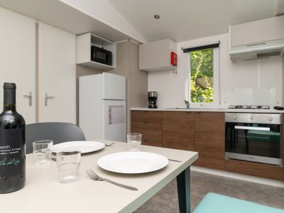 venue-holidays-grand-800-3-ac-cd-lounge-cisano-interiere-kitchen-view