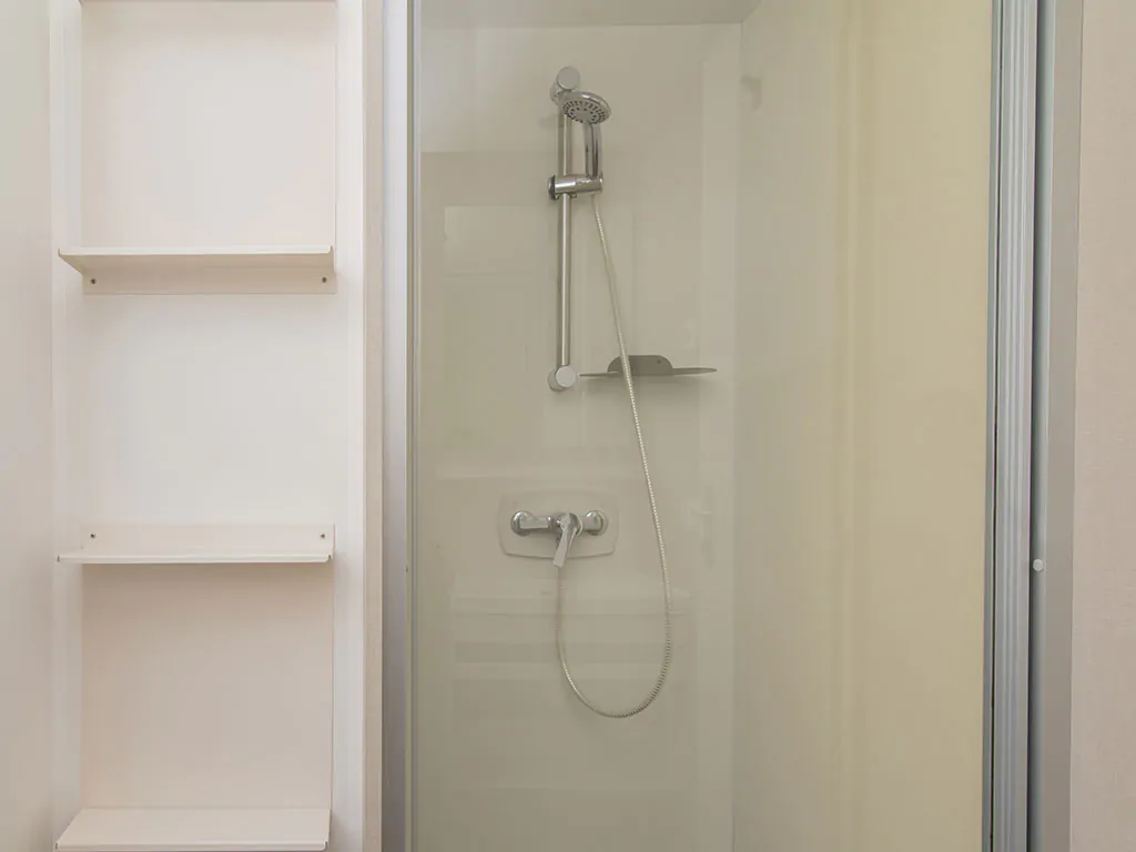 venue-holidays-grand-860-3-ensuite-ac-cd-interiere-bathroom-shawer