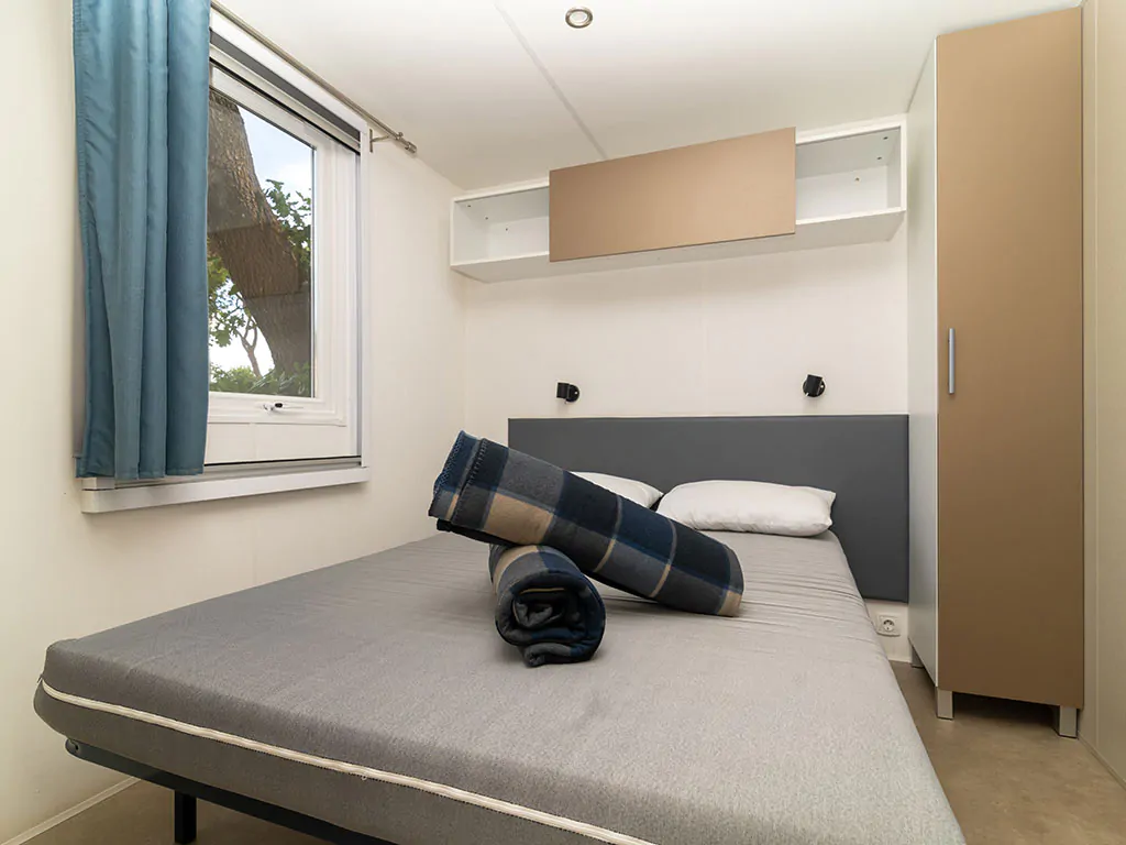 venue-holidays-grand-860-3-ensuite-ac-cd-interiere-bedroom-double-bed