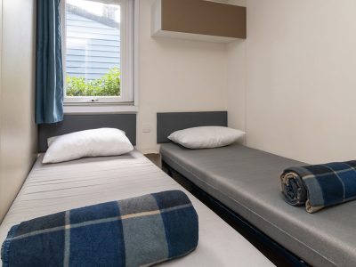 venue-holidays-grand-860-3-ensuite-ac-cd-interiere-bedroom-single-beds-window