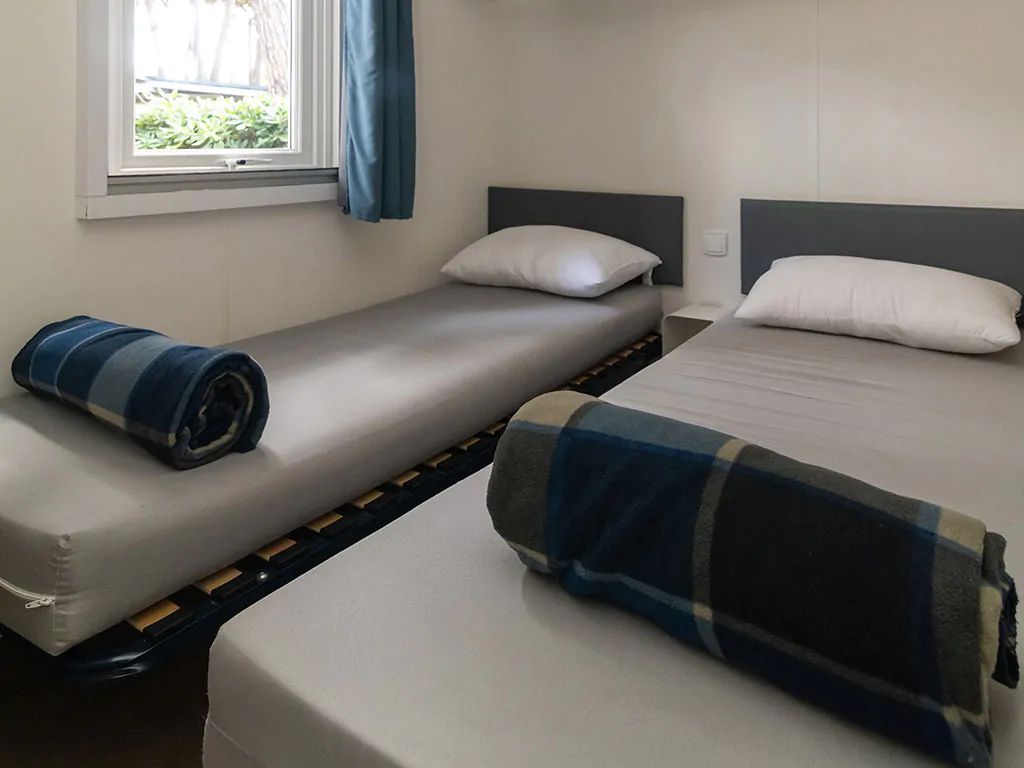 venue-holidays-grand-860-3-ensuite-ac-cd-interiere-bedroom-single-beds