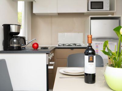 venue-holidays-grand-860-3-ensuite-ac-cd-interiere-dinning-table-wine