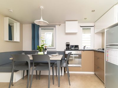 venue-holidays-grand-860-3-ensuite-ac-cd-interiere-kitchen