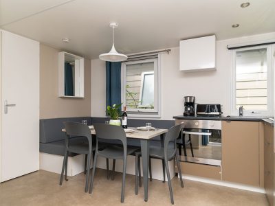 venue-holidays-grand-860-3-ensuite-ac-cd-interiere-kitchen-dinning-table