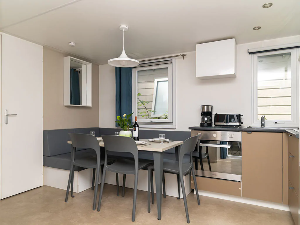 venue-holidays-grand-860-3-ensuite-ac-cd-interiere-kitchen-dinning-table