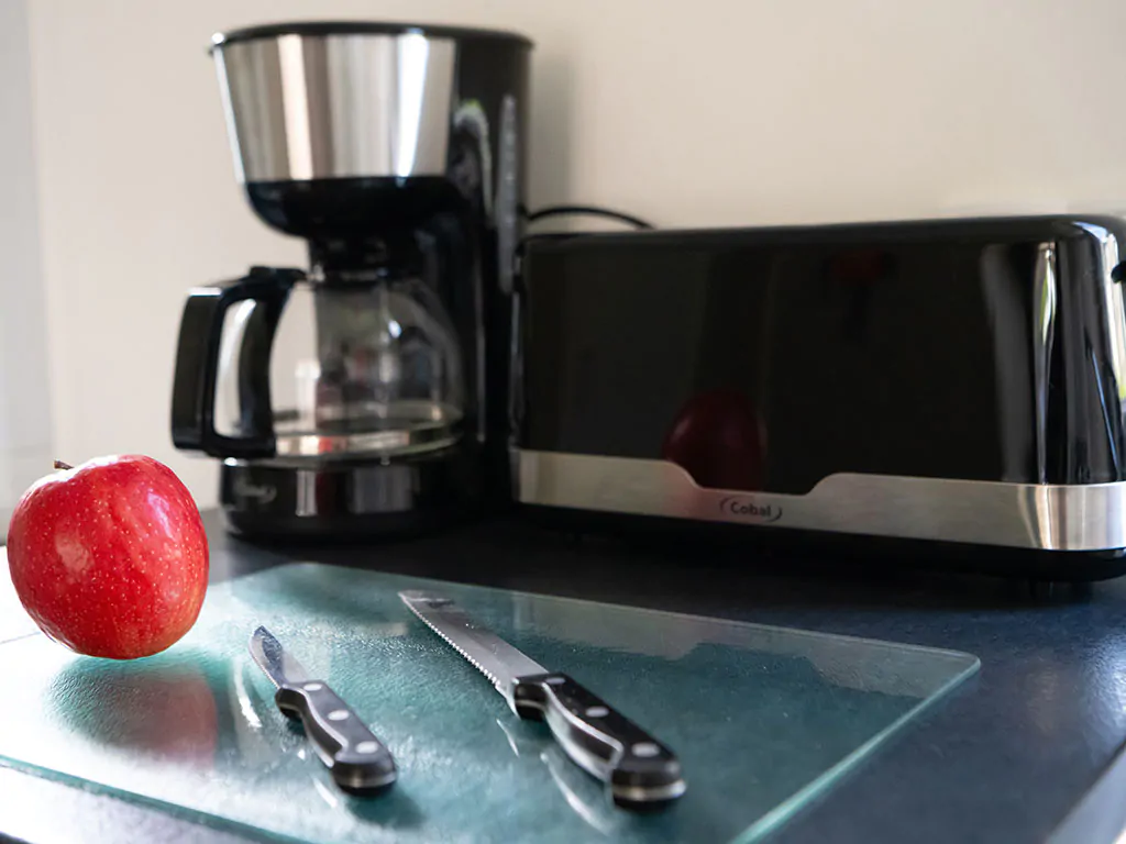venue-holidays-grand-860-3-ensuite-ac-cd-interiere-red-apple-toster