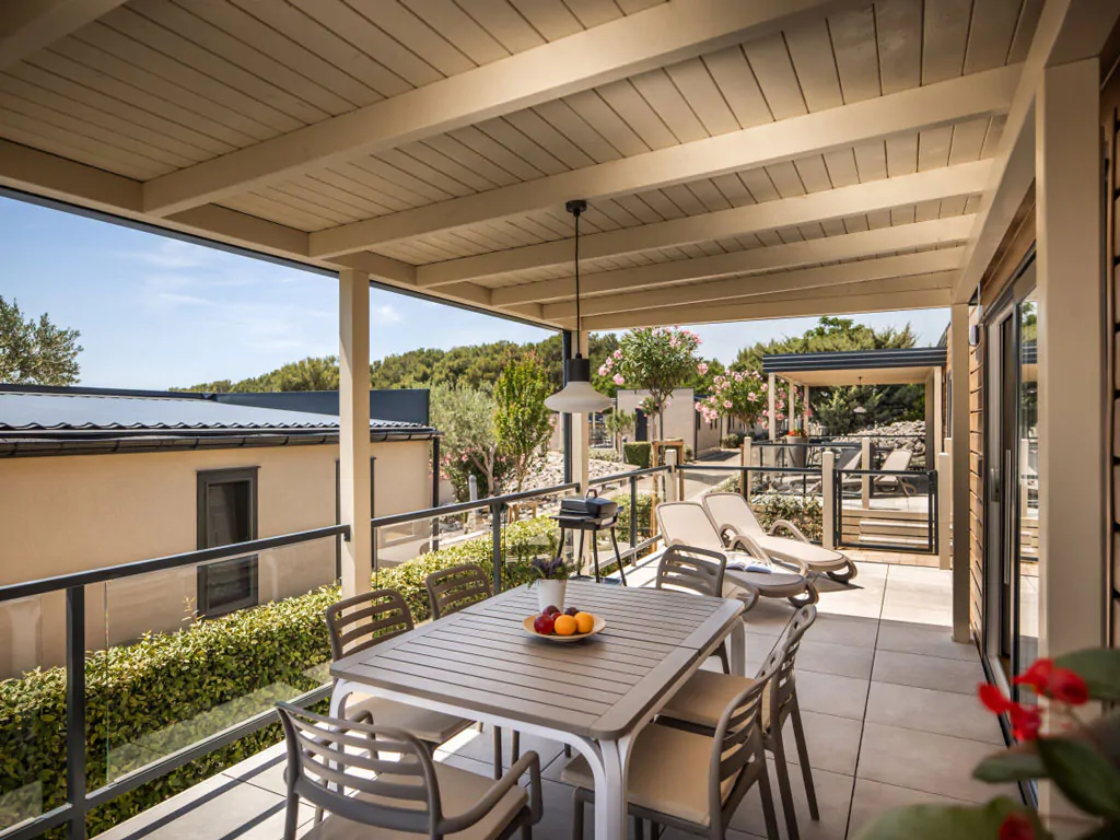 valamar-camping-krk-mobilehome-krk-superior-home-exterior-terrace