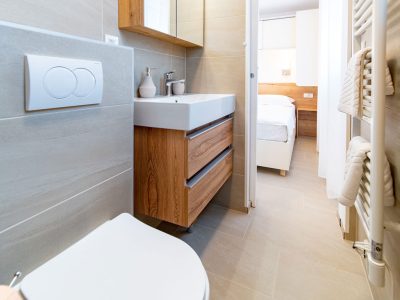camping-arti-homes-rab-mobile-home-arti-studio-one-interior-bathroom