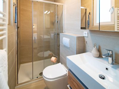 camping-arti-homes-rab-mobile-home-arti-studio-one-interior-bathroom-view
