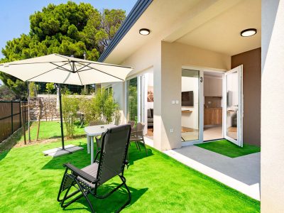 camping-arti-homes-rab-mobile-home-arti-studio-three-exterior-garden-chair