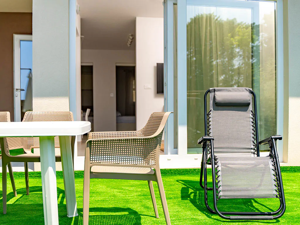 camping-arti-homes-rab-mobile-home-arti-studio-three-exterior-garden-table-set