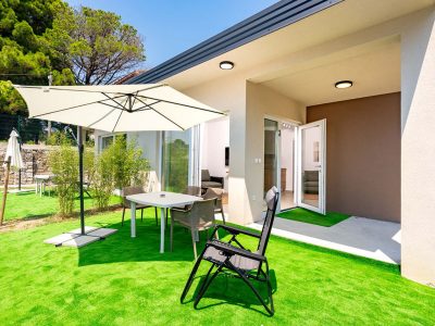 camping-arti-homes-rab-mobile-home-arti-studio-three-exterior-garden-view
