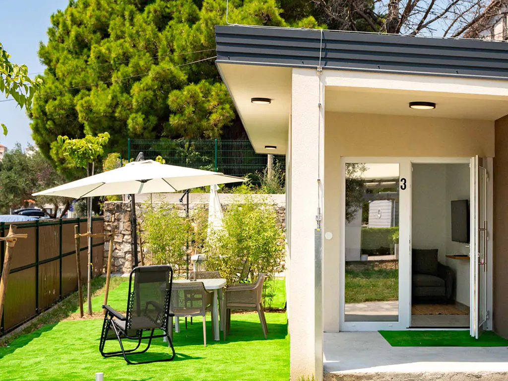camping-arti-homes-rab-mobile-home-arti-studio-three-exterior-garden
