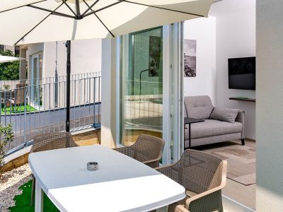 camping-arti-homes-rab-mobile-home-arti-studio-two-exterior-garden-table