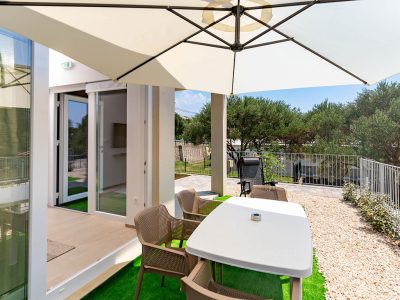 camping-arti-homes-rab-mobile-home-arti-studio-two-exterior-garden-view