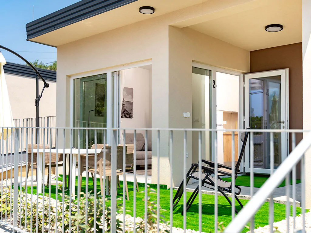 camping-arti-homes-rab-mobile-home-arti-studio-two-exterior-garden
