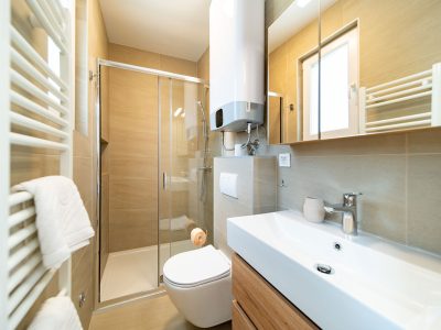 camping-arti-homes-rab-mobile-home-arti-studio-two-interior-bathroom-view