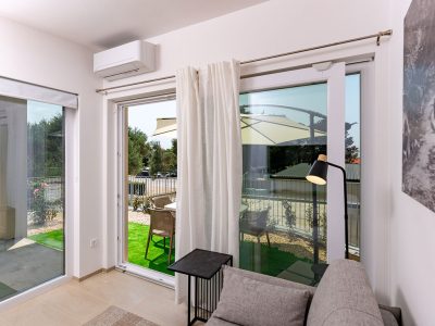 camping-arti-homes-rab-mobile-home-arti-studio-two-interior-livingroom-view
