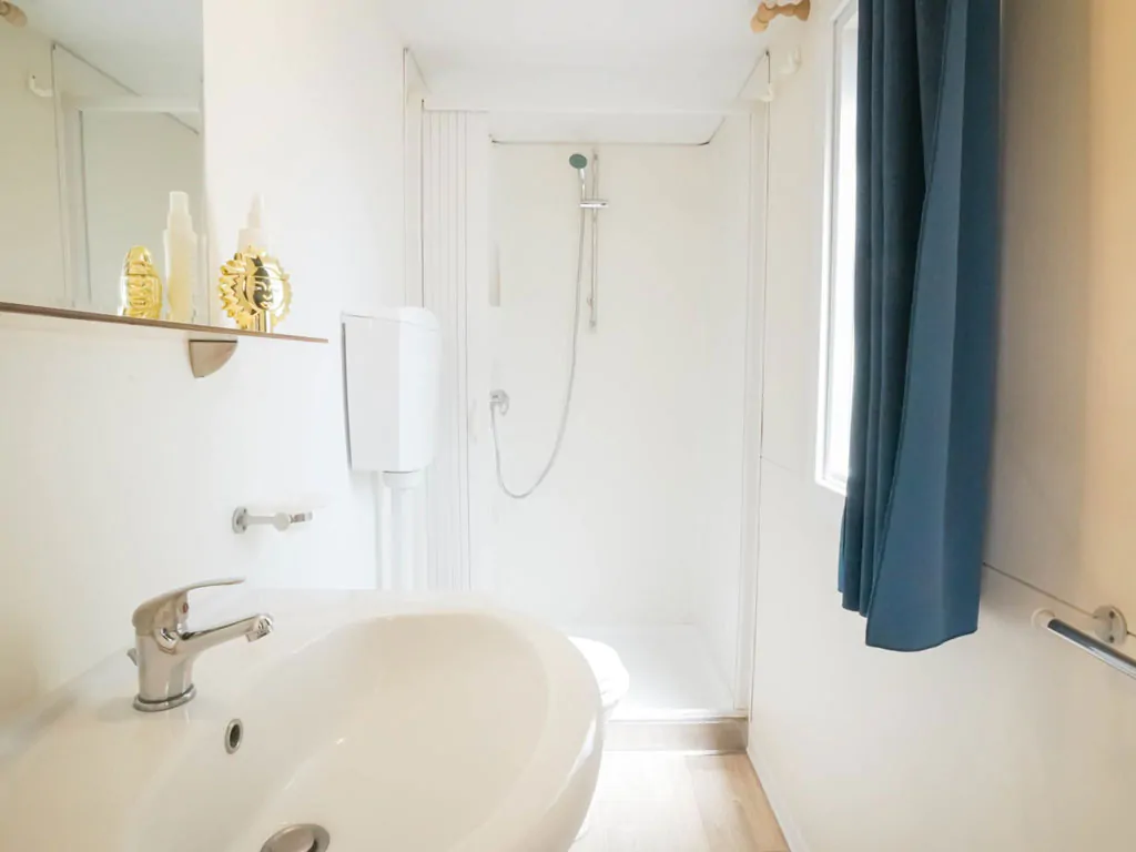 camping-bella-italia-sardinia-happy-easy-interior-bathroom-view
