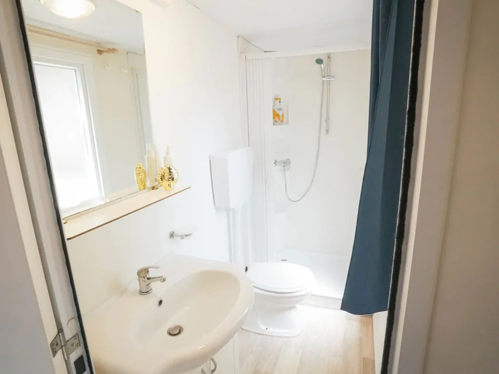camping-bella-italia-sardinia-happy-easy-interior-bathroom